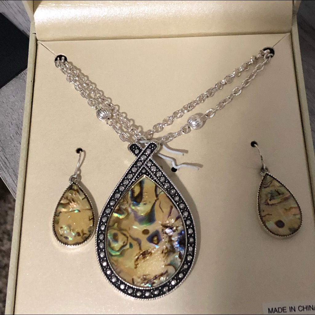 Silver Tone Necklace And Earring Set Silver Tone Necklace And Earring Set